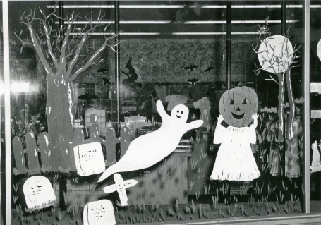 Halloween Painted Store Windows-via Blogspot dot com